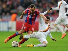 Rafinha (l) spielt seit 2011 für den FC Bayern München. Foto: Tobias Hase/dpa