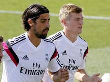 Zwei Weltmeister bei den Königlichen: Toni Kroos (r) und Sami Khedira spielen in dieser Saison gemeinsam bei Real Madrid. Foto: Kiko Huesca