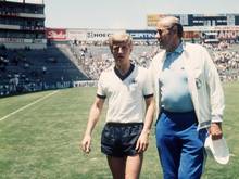 Bundestrainer Helmut Schön (r) unterhält sich bei der WM 1970 in Mexiko mit Abwehrspieler Klaus Fichtel