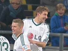Stefan Kießling (r) freut sich mit Lars Bender über seinen Auftakttreffer bei Leverkusens 3:1-Sieg über Hannover 96