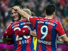 Bastian Schweinsteiger (l) genießt bei seinem Comeback die besondere Zuneigung seiner Teamkollegen und der Fans