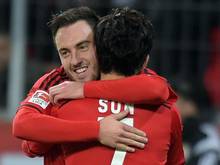 Der Leverkusener Josip Drmic (l) und Heung-Min Son feiern den Sieg gegen den 1. FC Köln