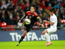 Celia Sasic (l.) zog sich einen Muskelfaserriss zu