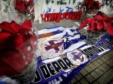 Fanschals und Blumen wurden in La Coruna für den toten Fußballfan an einem Gedenkort abgelegt. Foto: Cabalar