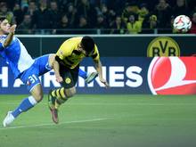 Dortmunds Ilkay Gündogan (r) setzt sich gegen Hoffenheims Kevin Volland durch und köpft den Ball zum 1:0 in das Tor. Foto: Jonas Güttler