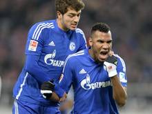Eric Maxim Choupo-Moting (r) war Schalkes Matchwinner. Roman Neustädter gratuliert. Foto: Daniel Maurer