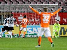 Darmstadt bejubelt das 1:0 gegen Sandhausen, Manuel Stiefler traf ins eigene Tor