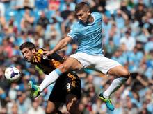 Der Serbe Matija Nastasic (r) spielt derzeit bei Manchester City