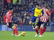 Alexis Sanchez (m.) und der FC Arsenal verloren das Spitzenspiel gegen Southampton