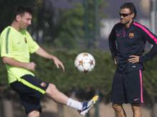 Barcelonas Coach Luis Enrique beobachtet Lionel Messi beim Training