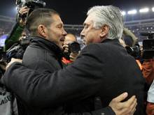 Vor dem Spiel war noch alles gut: Carlo Ancelotti (r.) umarmte den Atlético-Coach Diego Simeone