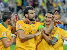 Australiens Kapitän Mile Jedinak (M) fällt für das nächste Spiel beim Asien-Cup aus