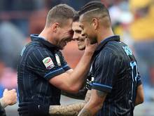 Lukas Podolski (l.) konnte mit Inter seinen ersten Sieg in der Serie A feiern