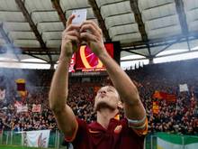Francesco Totti feiert sein Derby-Tor zum 2:2 mit einem Selfie