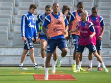 Dennis Aogo (M.) ist bereits der vierte Spieler des Schalke-Kaders, der sich in Doha eine Blessur zuzog
