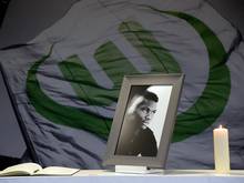 Ein Kondolenzbuch liegt nach dem Tod Junior Malanda in der Volkswagen Arena aus. Foto: Peter Steffen