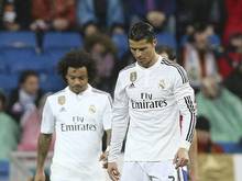 Geknickt schleichen Cristiano Ronaldo und Marcelo Vieira nach dem Pokal-Aus über den Platz