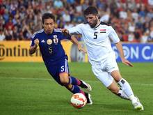 Der Iraker Yaser Safa Kasim (r.) kämpft mit dem Japaner Yuto Nagatomo um den Ball