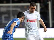 Lukas Podolski (r) blieb in seinem dritten Spiel für Inter Mailand eher blass. Foto: Claudio Giovannini