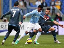 Balde Keita (M.) von Lazio Rom wird durch zwei Gegenspieler in die Zange genommen