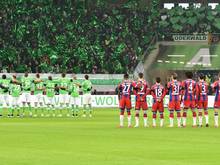 Vor der Auftaktpartie der Rückrunde zwischen Wolfsburg und Bayern gedachten die Spieler und Zuschauer dem verstorbenen Junior Malanda. Foto: Carmen Jaspersen
