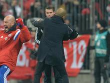 Bayern-Trainer Pep Guardiola umarmte den Vierten Offiziellen