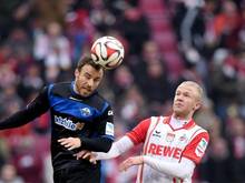 Paderborns Alban Meha (l.) gewinnt das Kopfballduell gegen Kevin Vogt vom FC