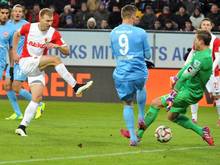 Ragnar Klavan (M) erzielte das 1:0 für Augsburg. Doch es reichte nur zu einem 2:2 gegen Frankfurt