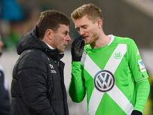 Wolfsburgs Trainer Dieter Hecking (l) erwartet von Neuzugang Andre Schürrle mehr Top-Leistung
