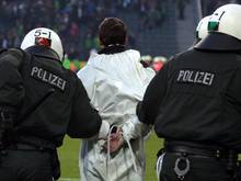 Polizisten führen in Köln einen Hooligan ab