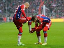 Bastian Schweinsteiger jubelt mit dem überragenden Torschützen Arjen Robben