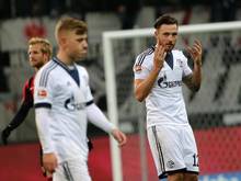 Die Schalker Marco Höger (r.) und Max Meyer diskutieren nach der 0:1-Pleite gegen Frankfurt