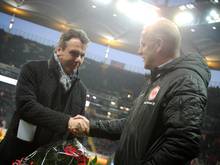 Eintracht-Chef Heribert Bruchhagen gratuliert Thomas Schaaf zum Jubiläum