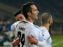 Neuzugang Srdjan Lakic (M.) gelang das 1:1 für Paderborn