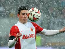 Der Einsatz des Augsburgers Pierre-Emile Højbjerg entscheidet erst sich kurzfristig