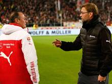 Dortmunds Trainer Jürgen Klopp (r.) fühlt mit VfB-Coach Huub Stevens mit
