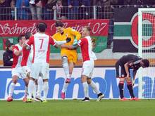 Torwart Marwin Hitz (M.) traf in der Nachspielzeit zum 2:2 gegen Leverkusen