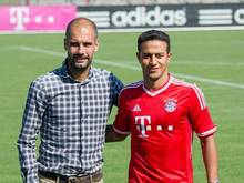 Bayern-Trainer Pep Guardiola (l.) posiert mit Thiago Alcantara
