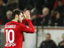 Leverkusens Torschütze Hakan Çalhanoğlu lässt sich feiern
