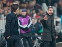 Leverkusen-Trainer Roger Schmidt (l.) mischt sich in die Auslassungen von Diego Simeone (r.) ein
