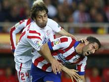 Sevilla Alejandro Arribas (l) nimmt Atléticos Raul Garcia in die Mangel