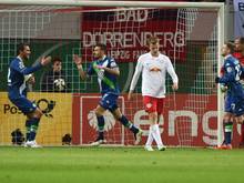 Die Wolfsburger Bas Dost und Daniel Caligiuri (hinten) bejubeln das 1:0 gegen Leipzig