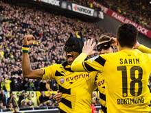 Pierre-Emerick Aubameyang (l.) feierte sein Tor mit Batman-Maske