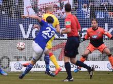 Schalkes Christian Fuchs (l.) trifft zum 1:0 gegen 1899 Hoffenheim