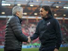 Der Mainzer Trainer Martin Schmidt (r) bekam sogar Lob von Gegner Lucien Favre