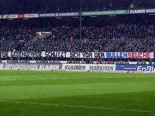 Karlsruher Fans machen mit einem Transparent Stimmung gegen RB