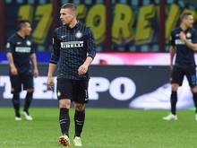 Lukas Podolski (M.) ist bei Inters Europa-League-Spielen nur Zuschauer