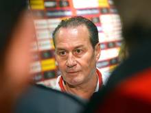 Stuttgarts Trainer Huub Stevens trifft mit seinem Team auf Bayer Leverkusen