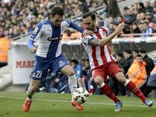 Atleticos Jesus Gamez (r.) im Kampf um den Ball gegen Anaitz Arbilla von Espanyol Barcelona