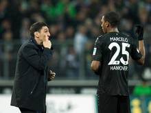 Hannovers Trainer Tayfun Korkut (l.) im Gespräch mit seinem Spieler Marcelo